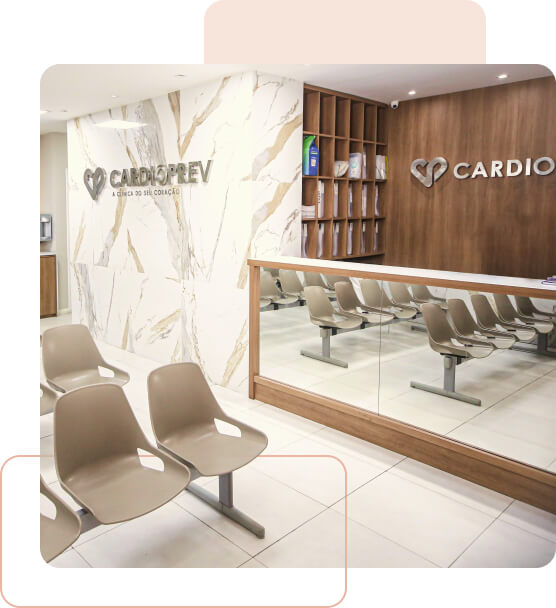 Clínica cardiológica - uma sala com cadeiras e um espelho