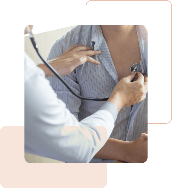 Consultas Cardiológicas - médico usando um estetoscópio para ouvir o peito de uma pessoa