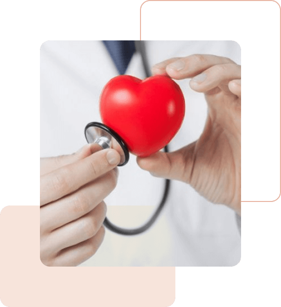 Qual a diferença entre um ECG e um Ecocardiograma com Doppler - um close das mãos de um médico segurando um estetoscópio