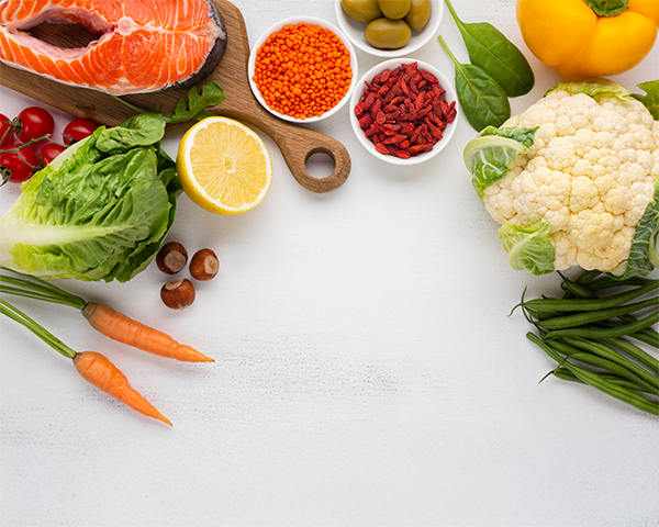 Pessoa praticando hábitos saudáveis como alimentação balanceada e caminhada matinal